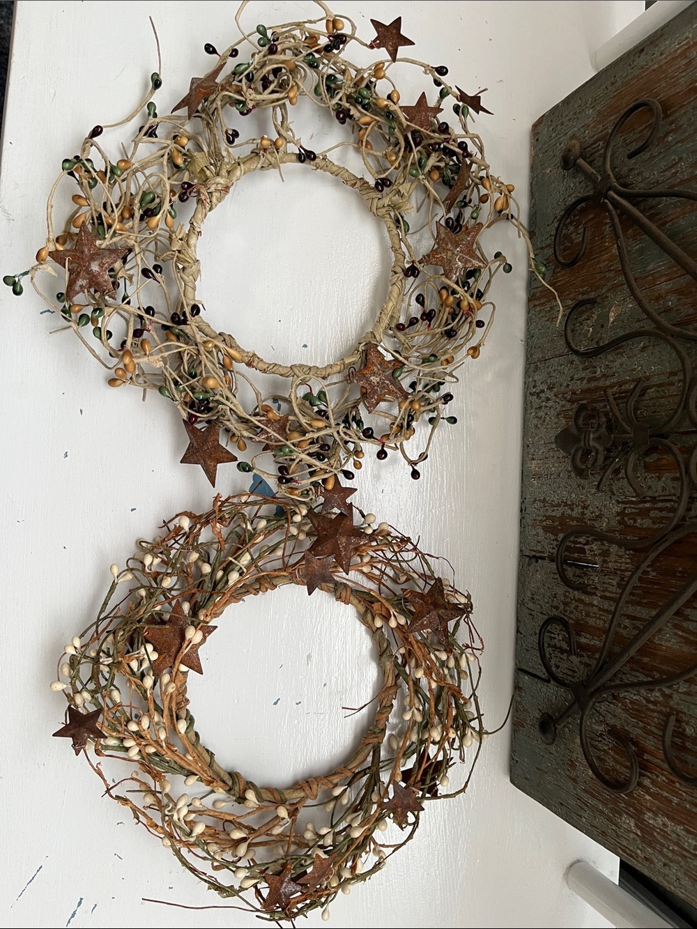 RUSTIC FARMHOUSE BERRY RINGS WITH RUSTY STARS X 2. VGUC.
